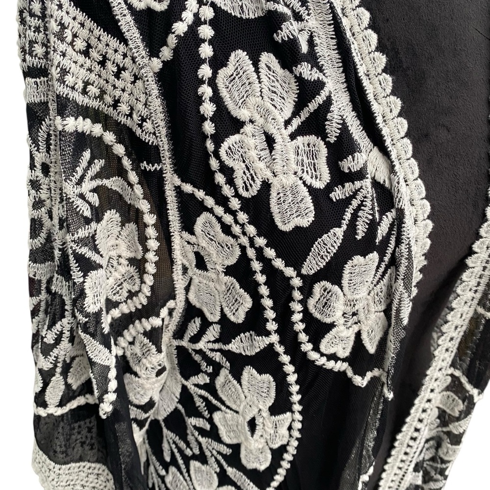 Woven Heart Black and White Floral Kimono Cardigan One Size Boho Cottage Core - Picture 5 of 14